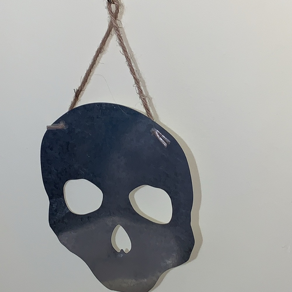 Metallic Skull Rope Hang Sign